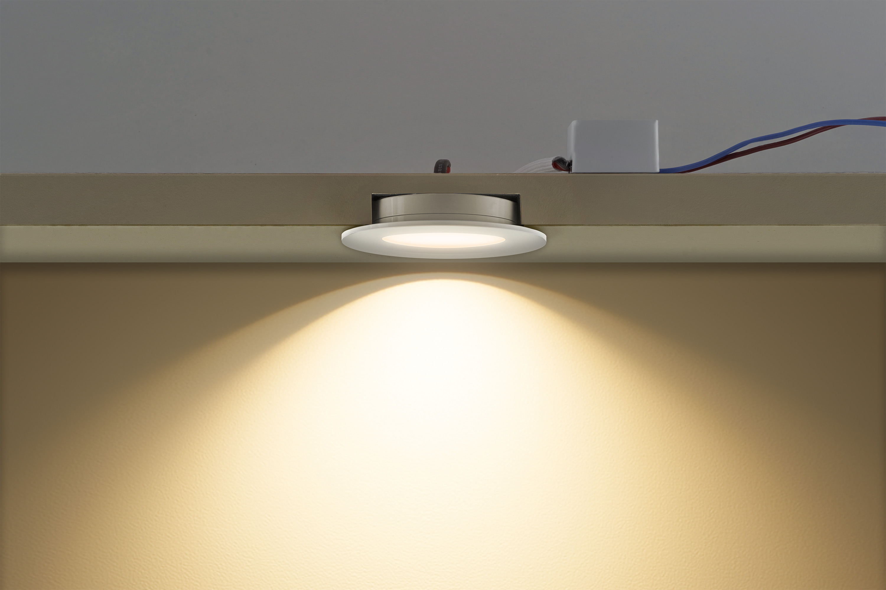 Mini LED-inbouwspot met zeer lage inbouwdiepte die een gerichte lichtbundel naar beneden schijntModena-Wit-D-Sfeer.jpg