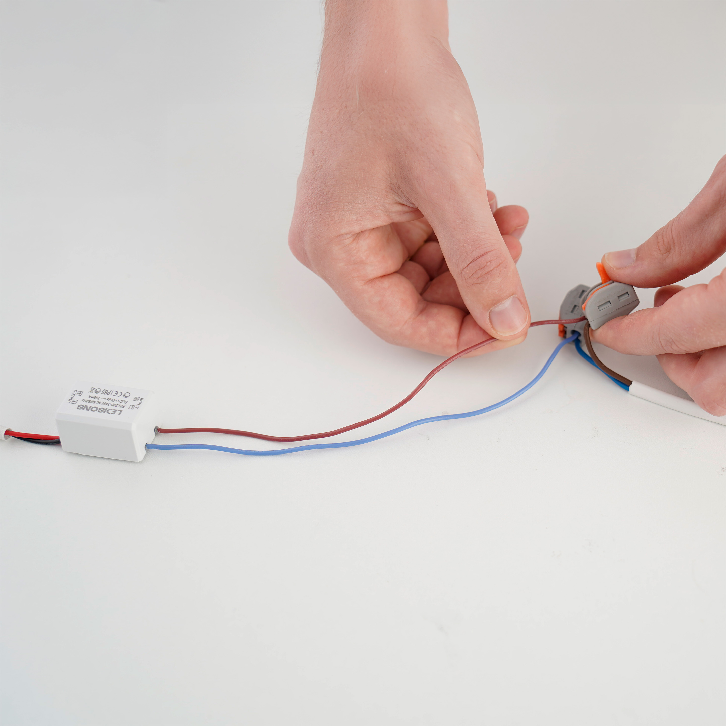 Bedrading van een mini LED-inbouwspot verbinden met lasklem voor veilige elektrische aansluiting