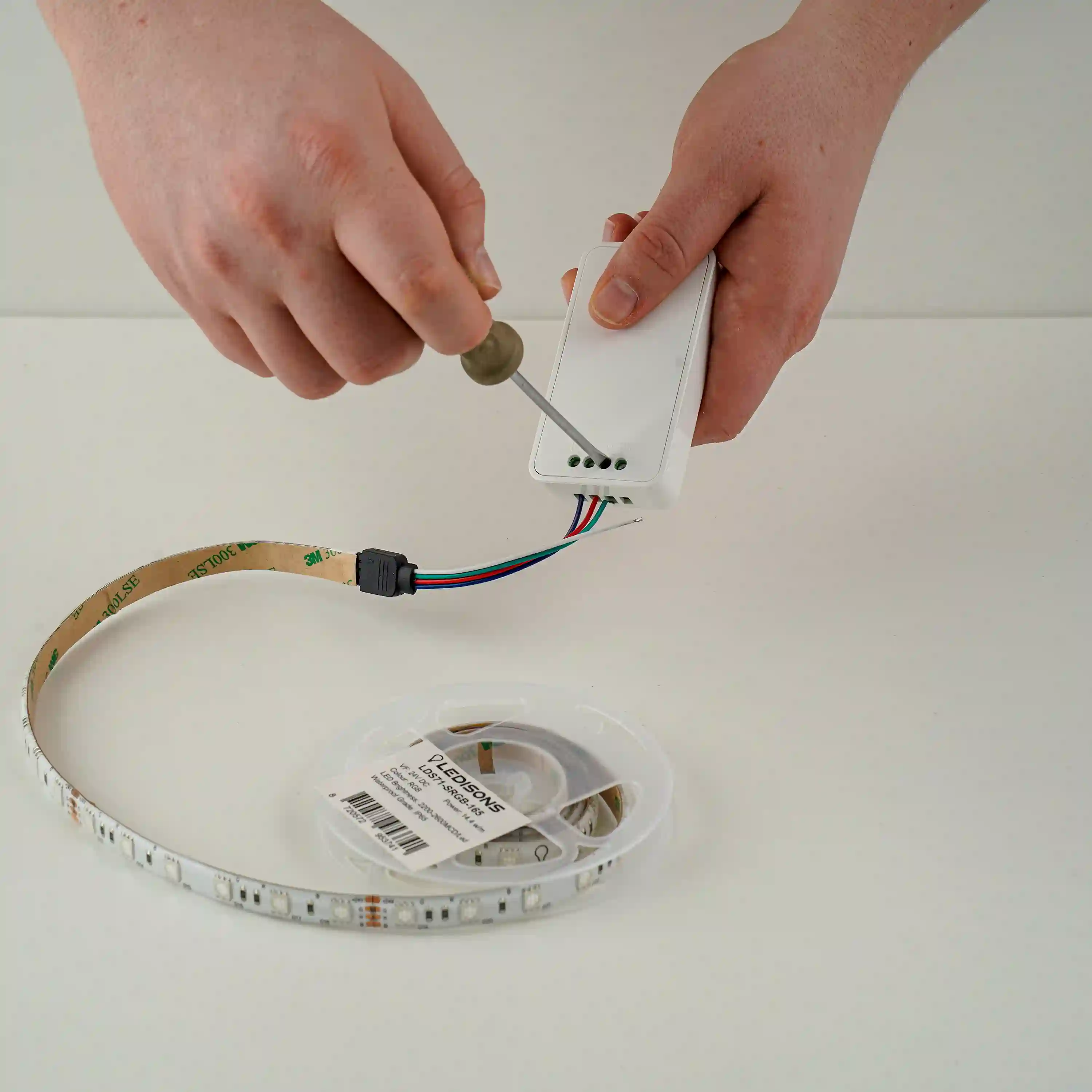 ledstriLED-strip verbinden met controller en voedingsadapter voor het eenvoudig aansturen van LED-verlichtingp-install1.webp