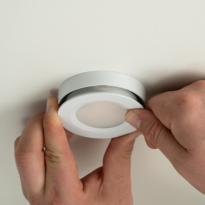 LED-opbouwspot in het armatuur klikken om de spot stevig vast te zetten aan het plafond