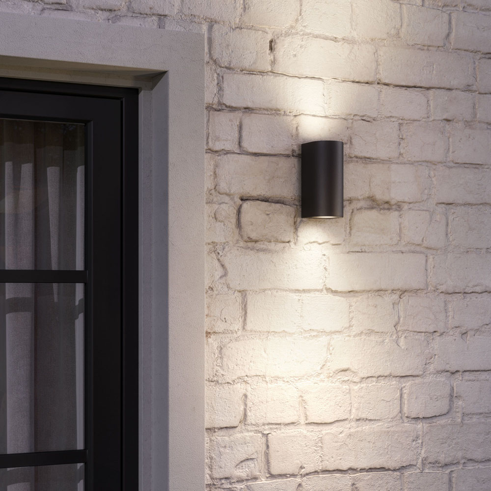 Outdoor_Wall_Scene_3_Piove-Long-Black_HR.jpg, wandlamp, buitenlamp, muur, led, modern