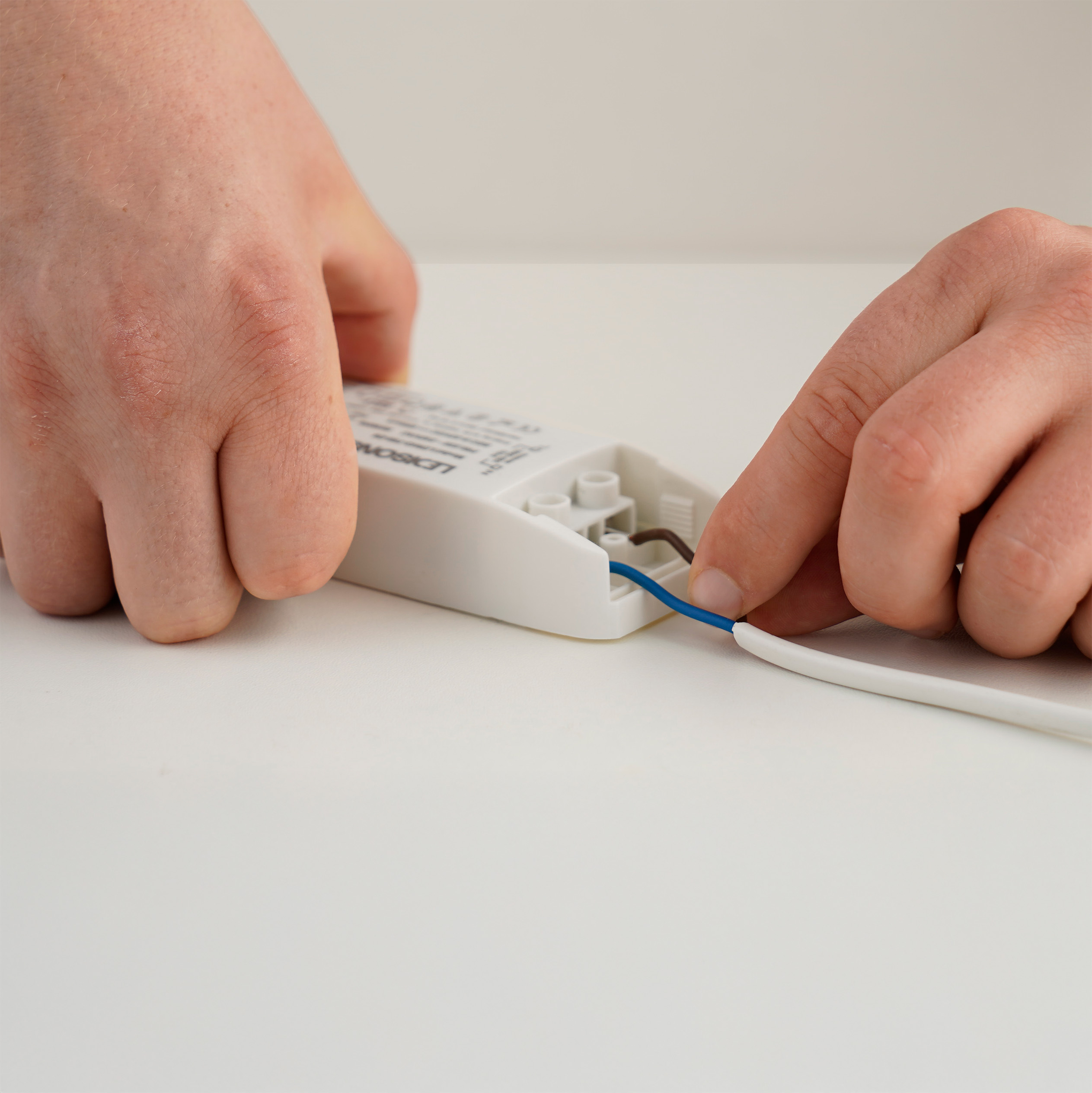 Controller aansluiten met stroomkabel voor het aansturen van 3 tot 6 mini LED-inbouwspots