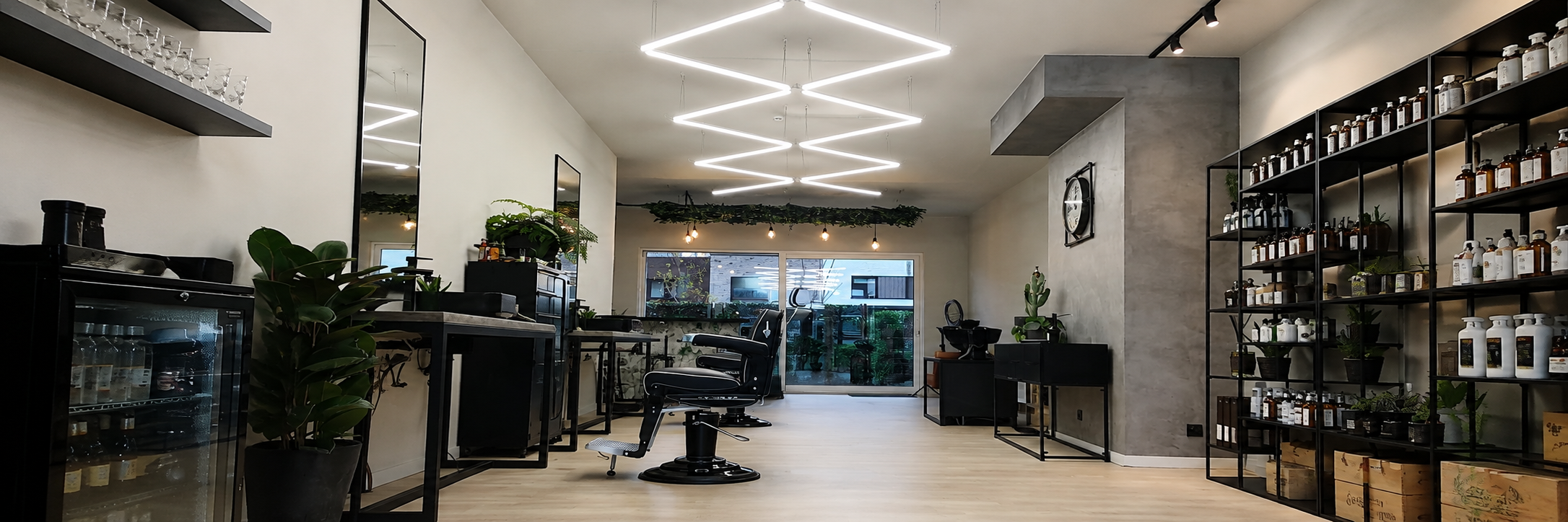 kapsalon, kapperstoel, nagelsalon, kapperfaciliteit, winkelruimte, kapsalon, hairstudio, barbier, kappersstoel, spiegels