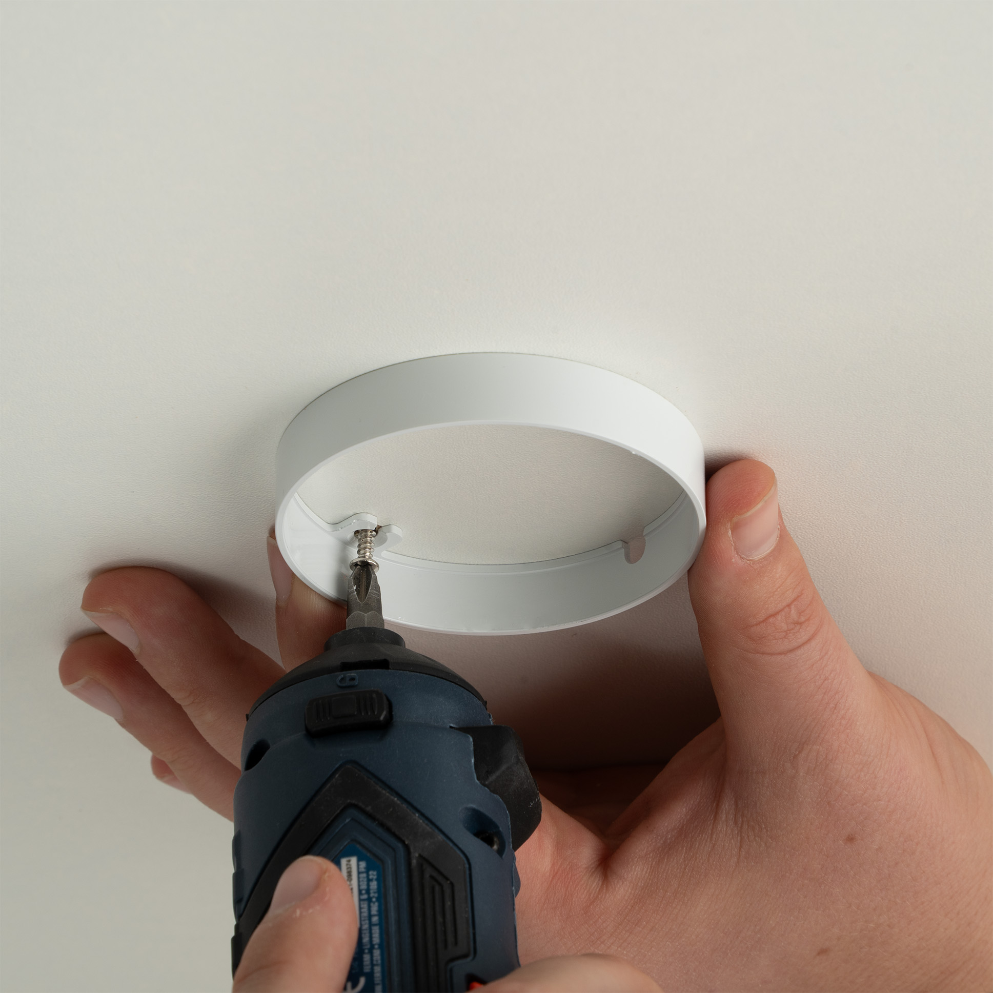 Armatuur van een LED-inbouwspot vastschroeven aan het plafond voor stevige montage