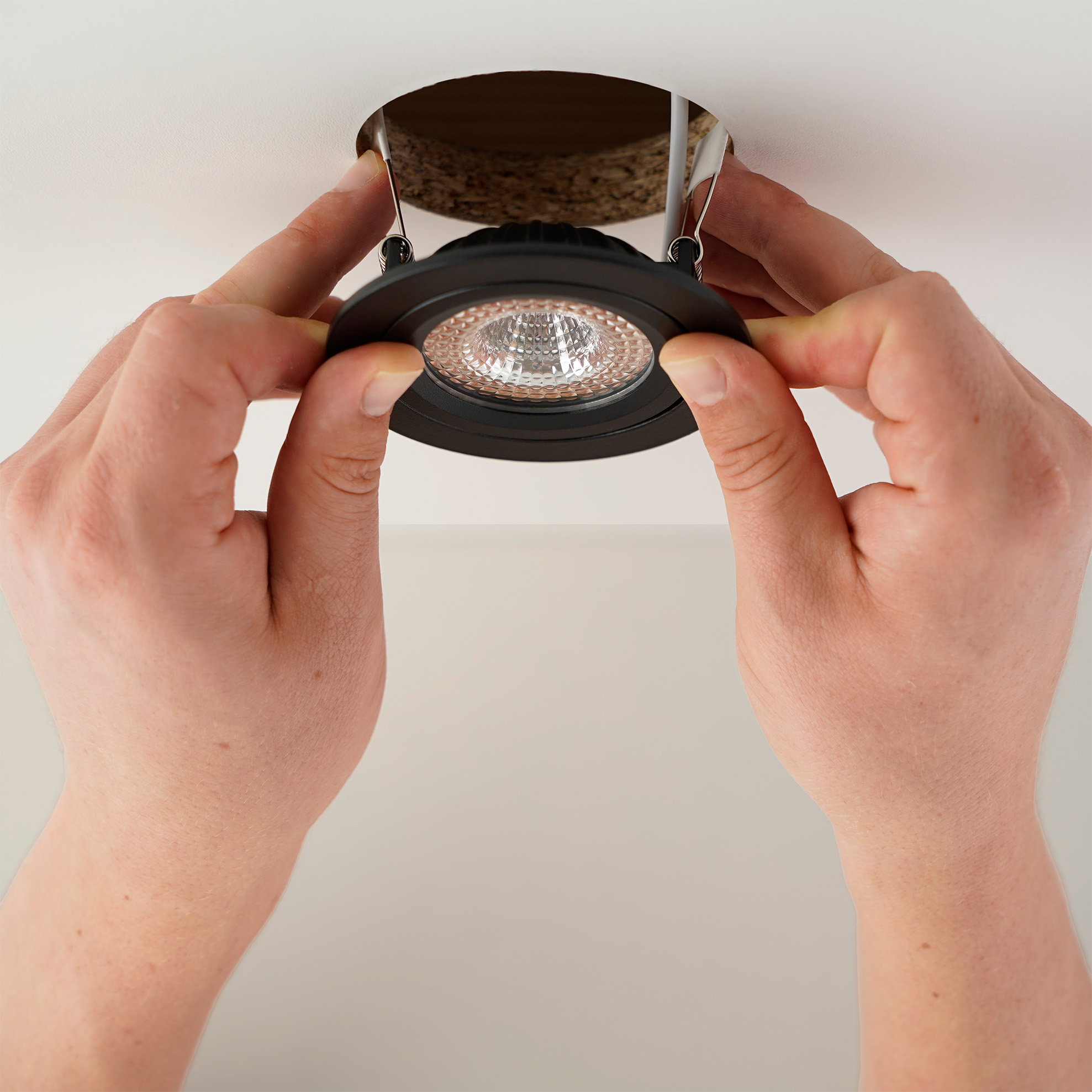 Kantelbare LED-inbouwspot in het plafond plaatsen voor gerichte en verstelbare verlichting