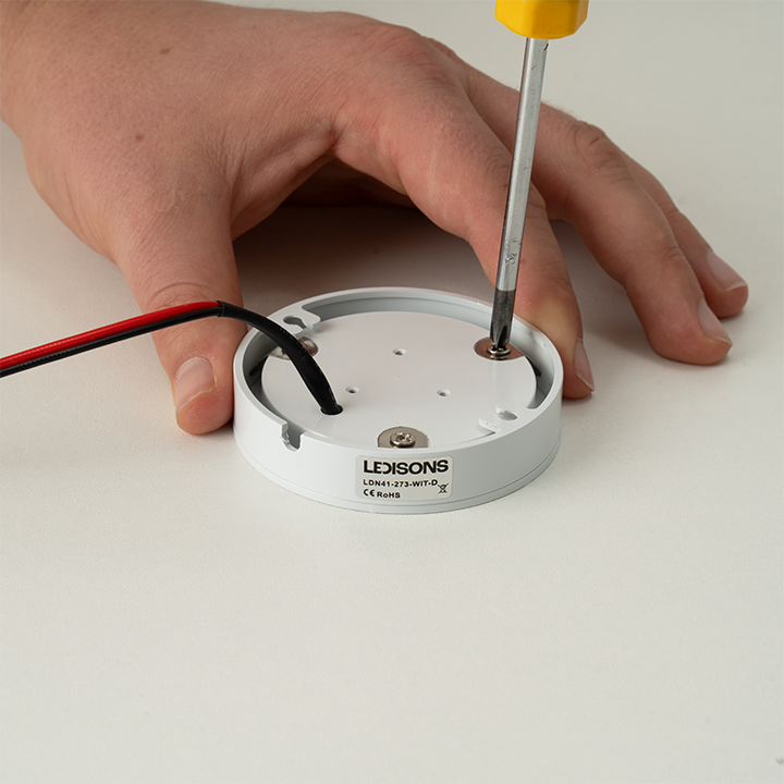 Adria-D-01.png, rookgaat detector basis, elektrische basis, bedrading, schroevendraaier, handen monteren