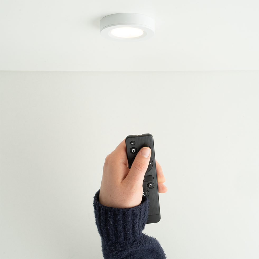 LED-opbouwspot aan plafond bedienen met afstandsbediening voor eenvoudig aan en uit schakelen