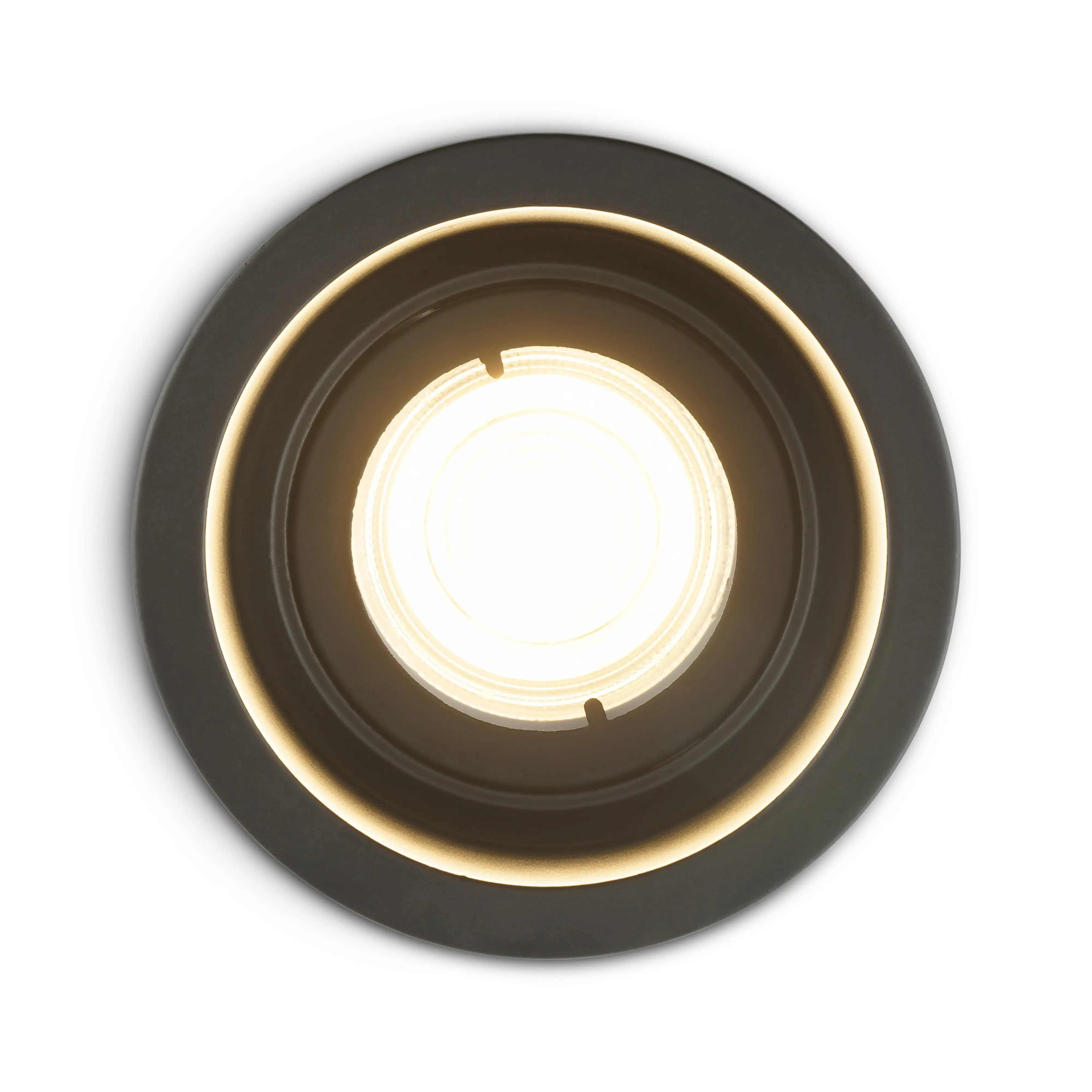 Zwarte plafondspot met diep ingezonken GU10 lichtbron en warm licht voor een luxe en rustige uitstraling.