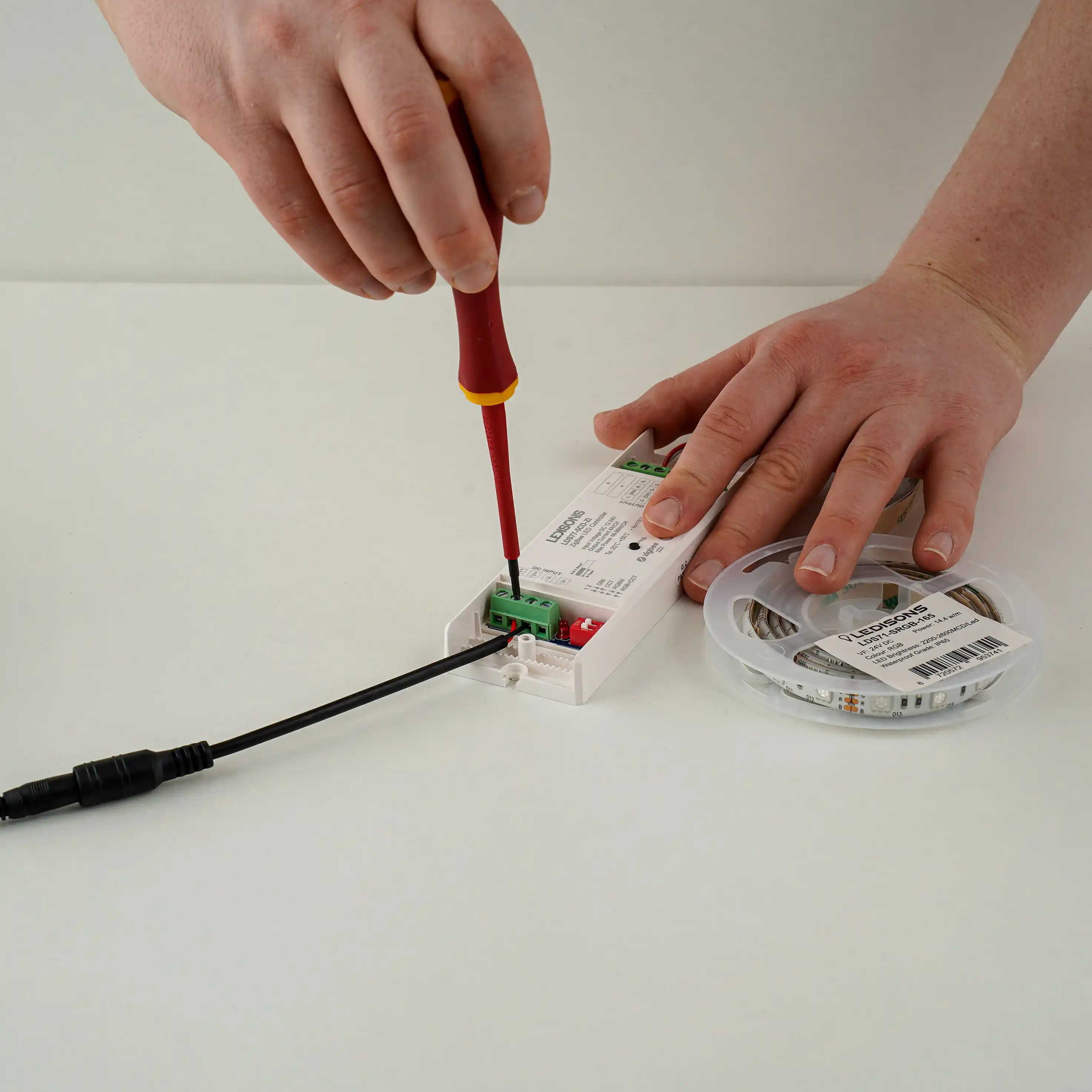 Voedingskabel aansluiten op smart LED-strip controller met schroefconnector voor stabiele stroomvoorziening