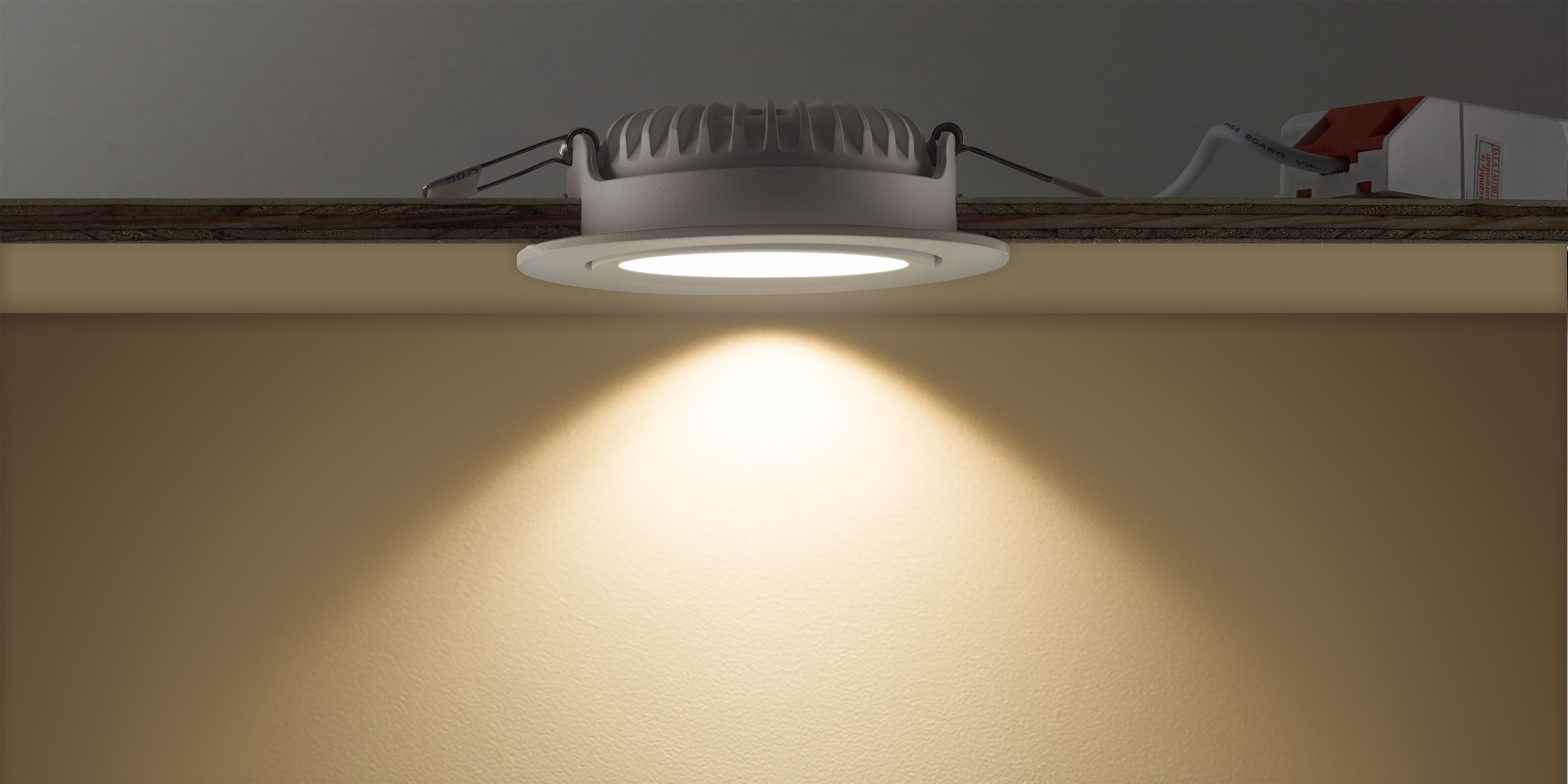 Grote LED-inbouwspot met lage inbouwdiepte die een brede lichtbundel naar beneden schijnt