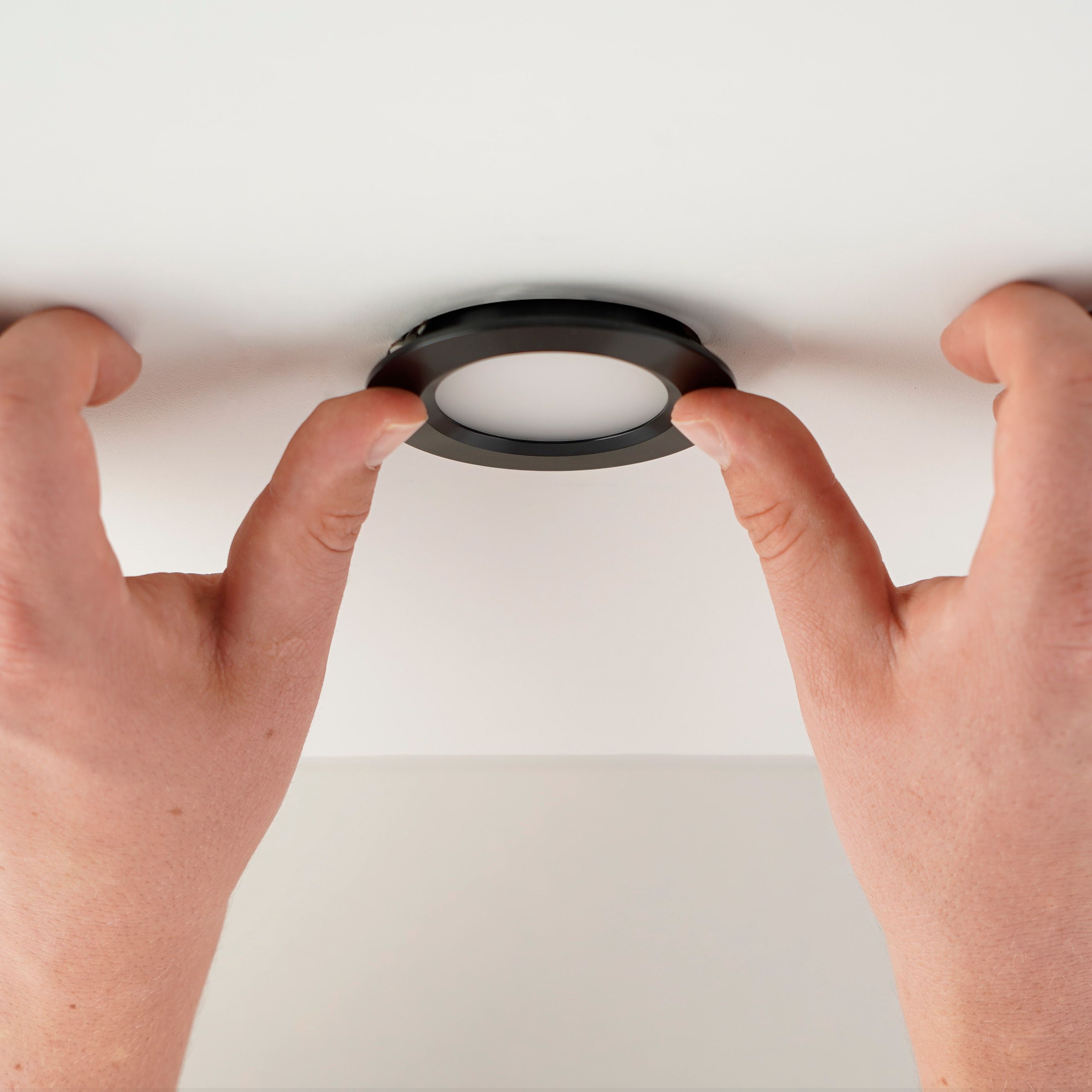 LED-inbouwspot in het plafond plaatsen door de spot voorzichtig in het montagegat te drukken