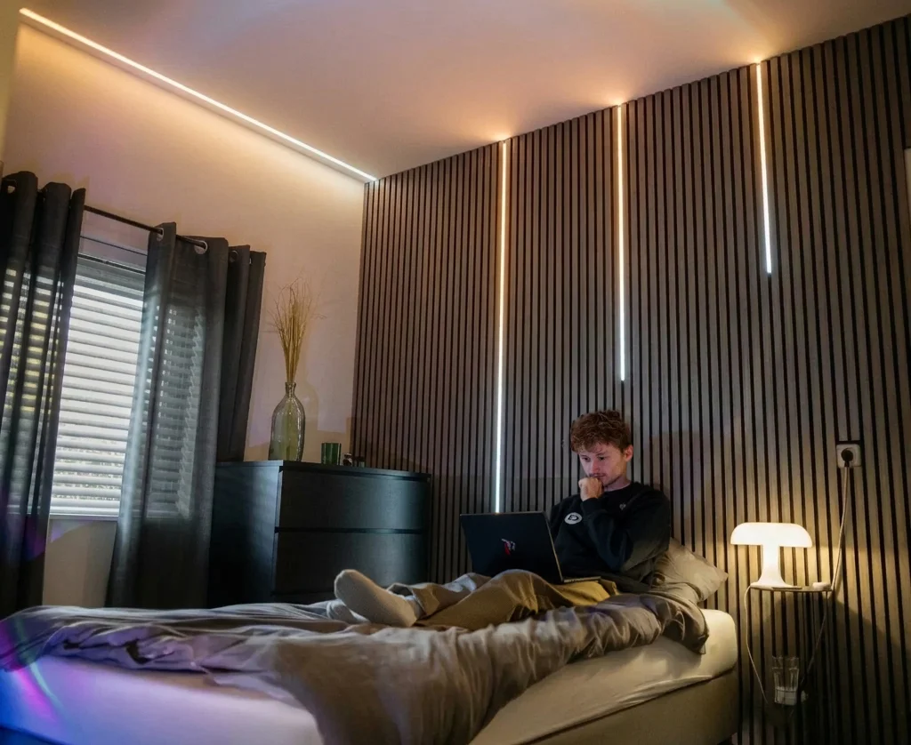 Slaapkamer met LED-strips in koof en wandpaneel, dual white voor helder werklicht en warme sfeer.