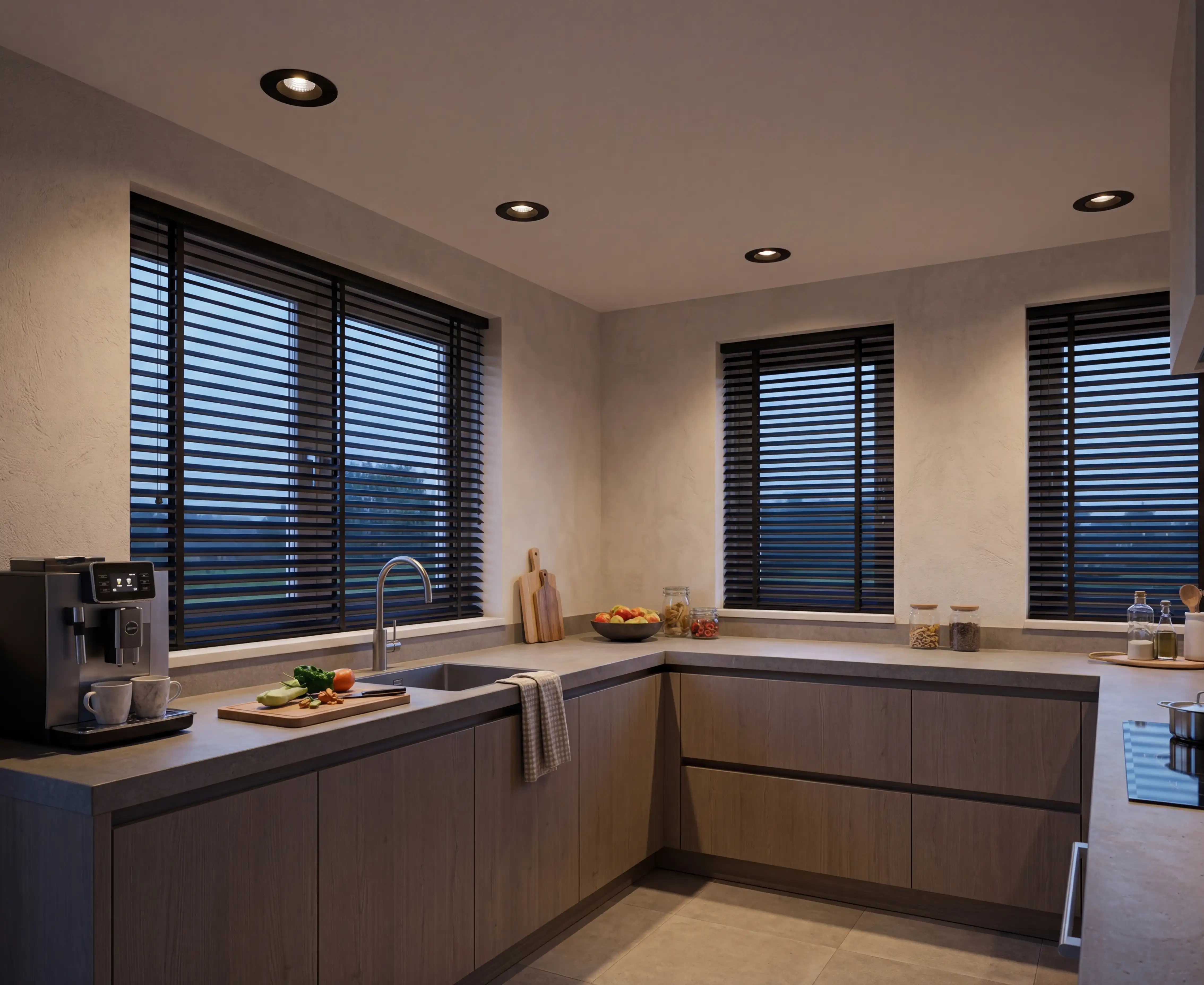 Moderne keuken met vijf zwarte inbouwspots in het plafond, sfeervol licht en een grote lage inbouwspot uitstraling