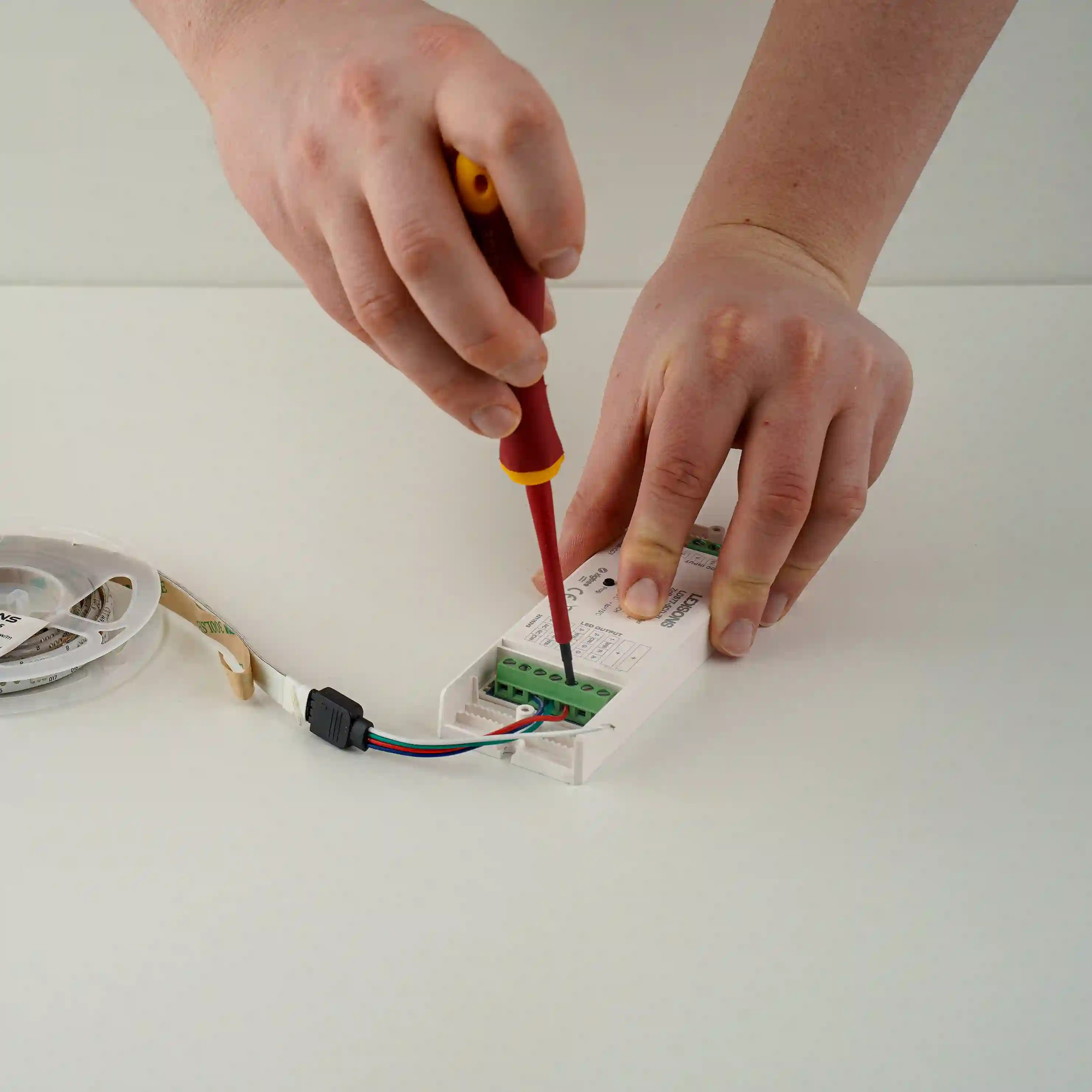 LED-strips aansluiten op controller met handige verbindingskabels en koppelstukken voor snelle installatie