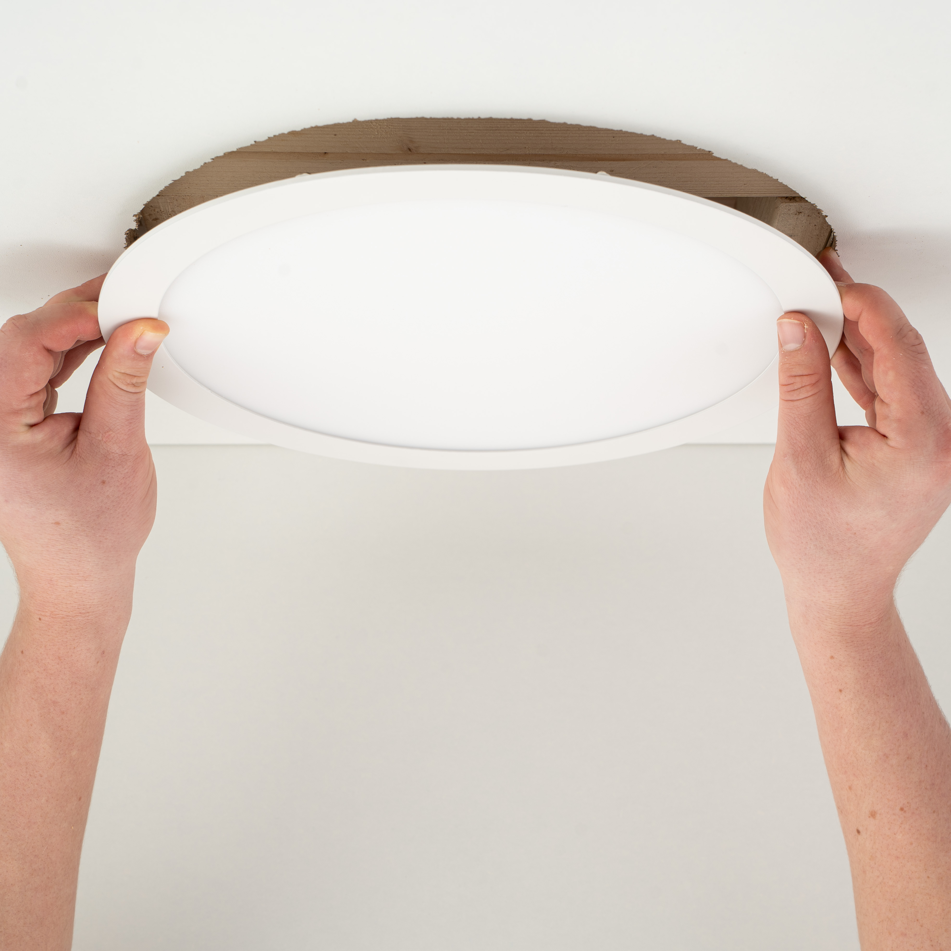 Super grote platte LED-inbouwspot in het plafond plaatsen voor brede en gelijkmatige verlichting