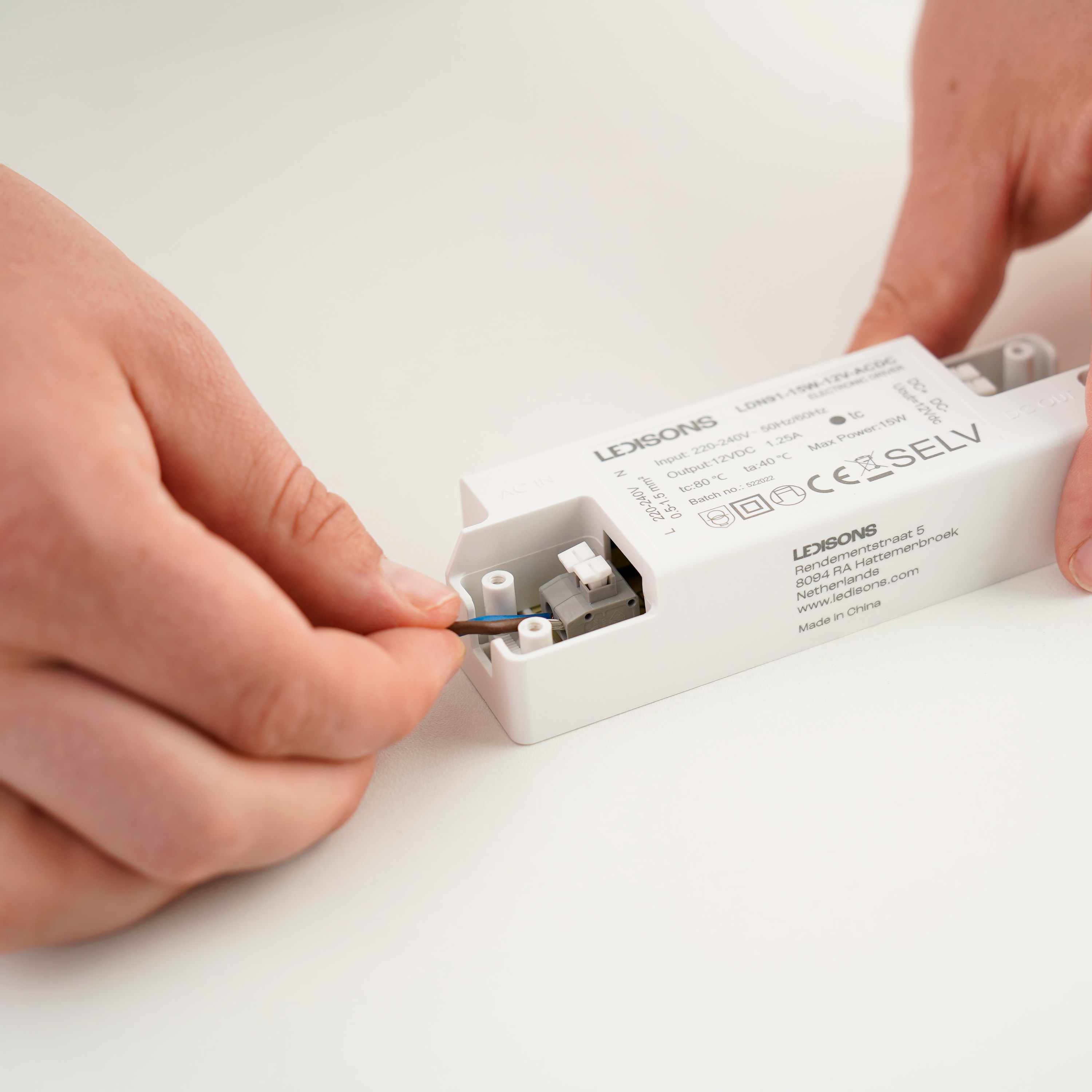 Stroomkabel aansluiten op LED-voeding voor het veilig voeden van LED-verlichting