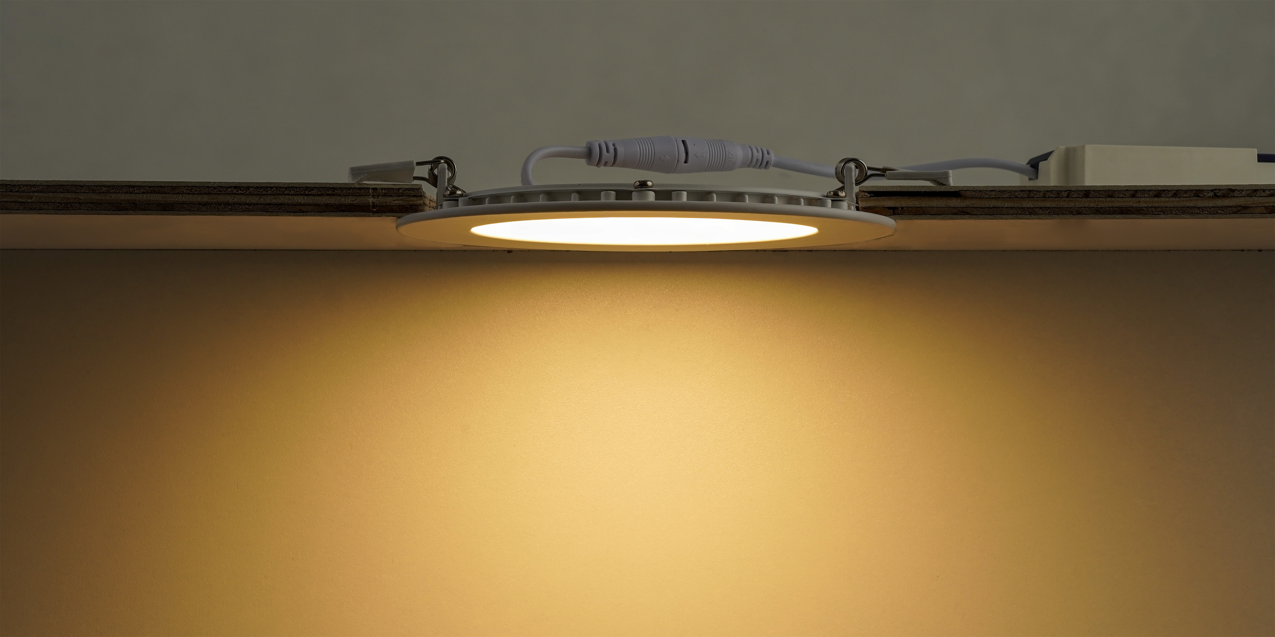 Extreem lage LED-inbouwspot in plafond die een brede lichtbundel naar beneden schijnt