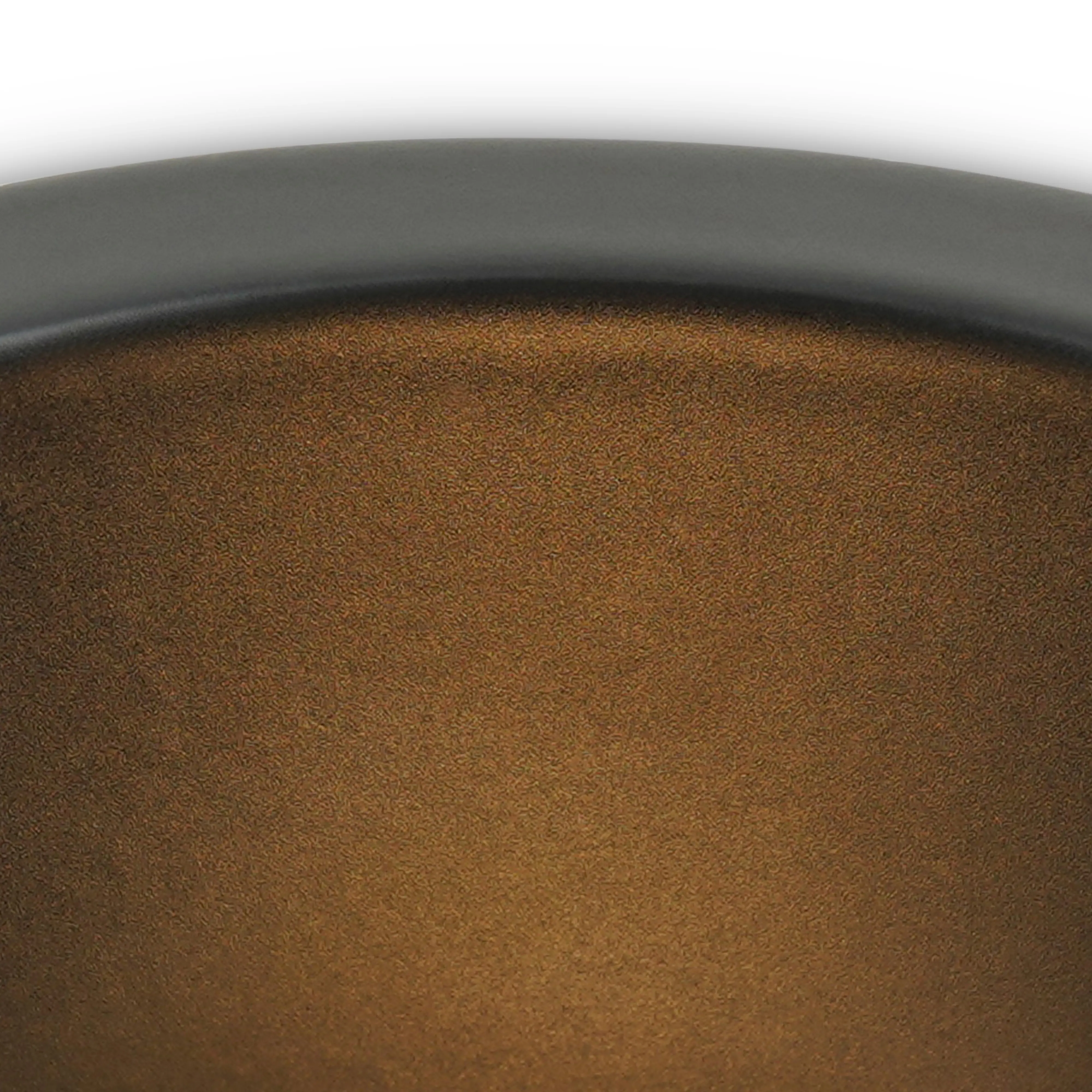 Zwarte diep ingezonken spot met warme metallic binnenkant en luxe afwerking voor sfeervolle plafondverlichting.