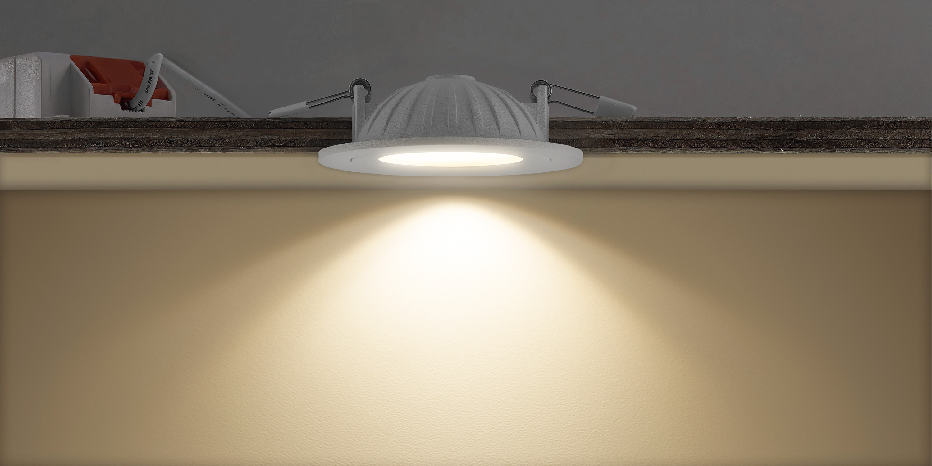 LED-inbouwspot in plafond met warme lichtbundel die de muur egaal verlicht voor sfeervolle verlichting