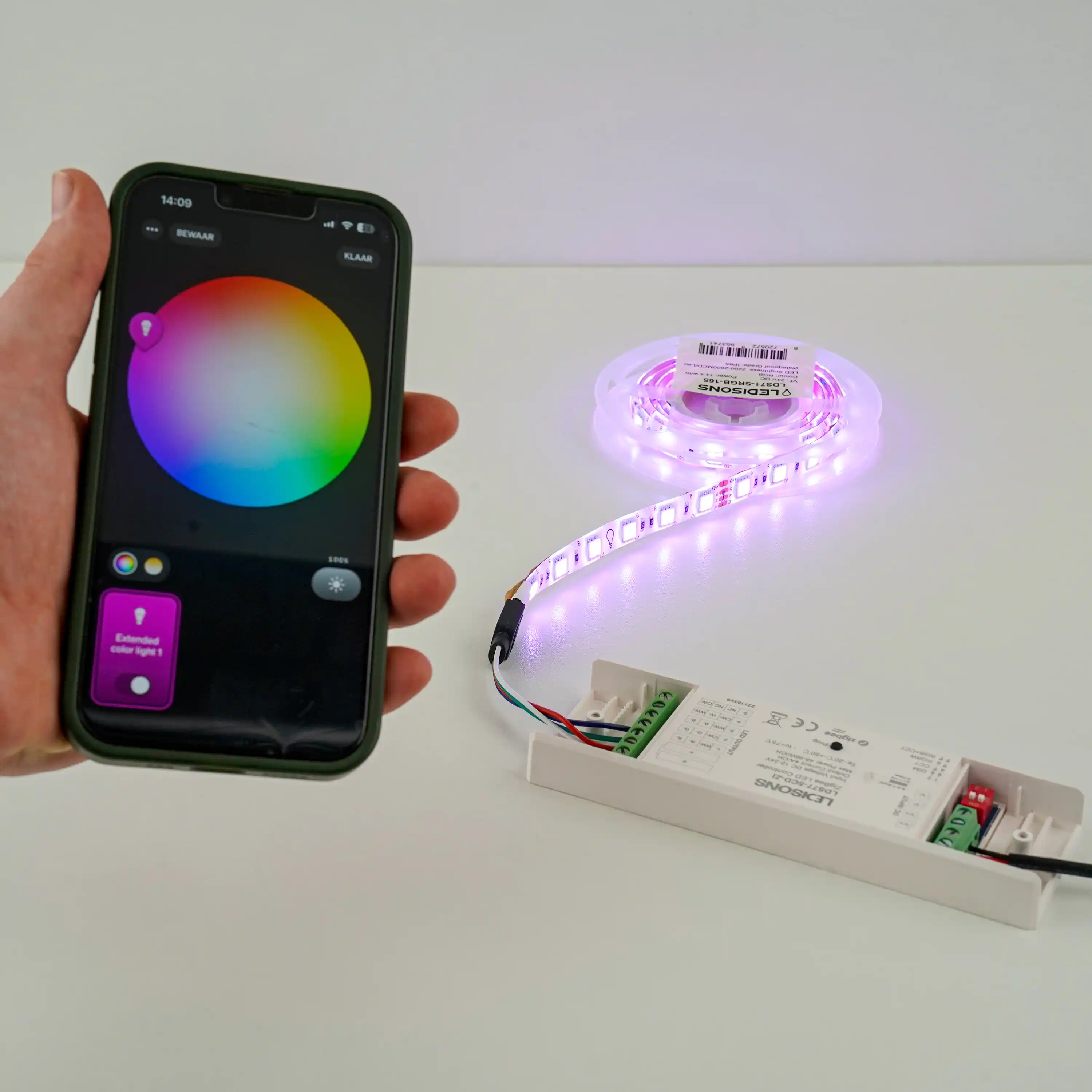 RGB LED-strip bedienen met smartphone app via slimme controller voor het instellen van kleur en lichtsterkte