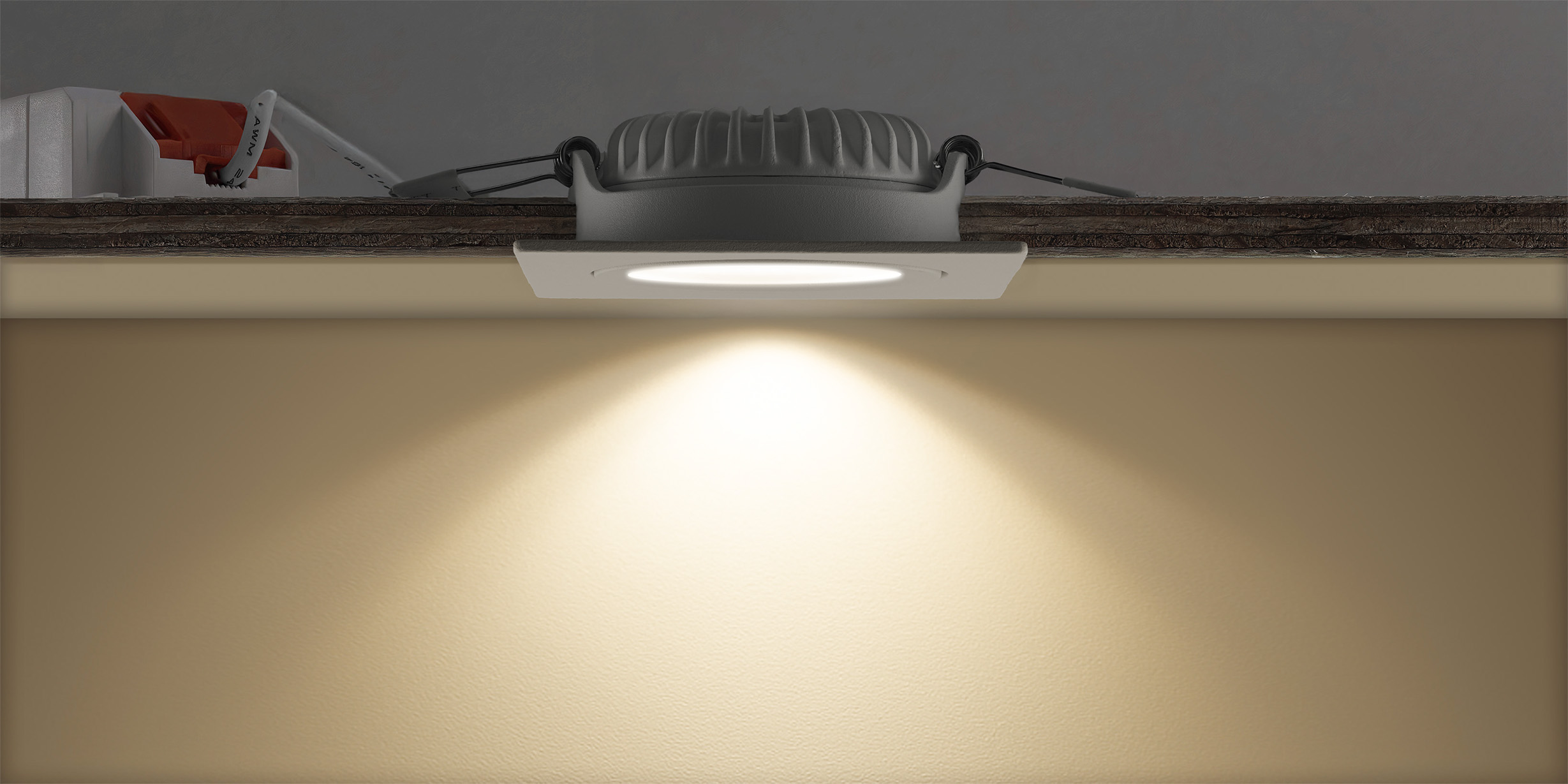 Vierkante LED-inbouwspot in plafond die een brede en gerichte lichtbundel naar beneden schijnt