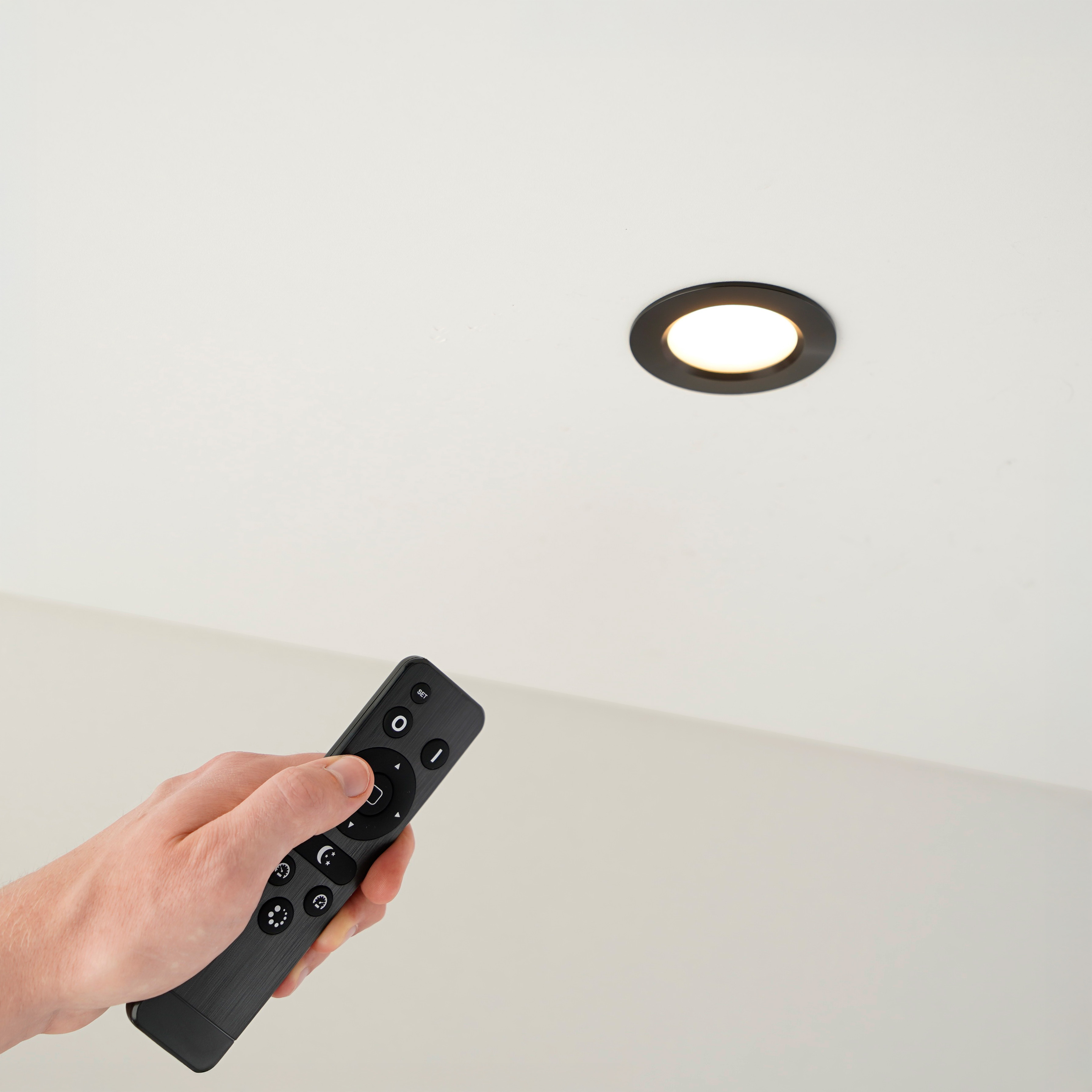 LED-inbouwspot in plafond bedienen met afstandsbediening voor eenvoudig aanpassen van verlichting