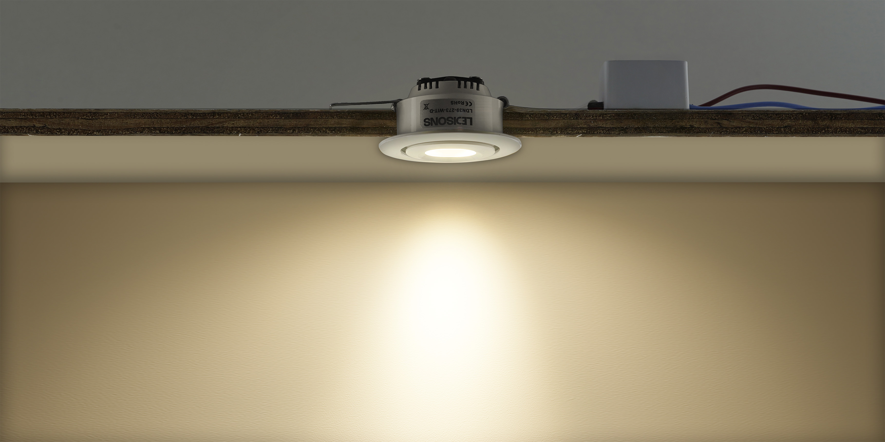 Klein LED-inbouwspotje dat een smalle lichtbundel naar beneden schijnt voor gerichte verlichting