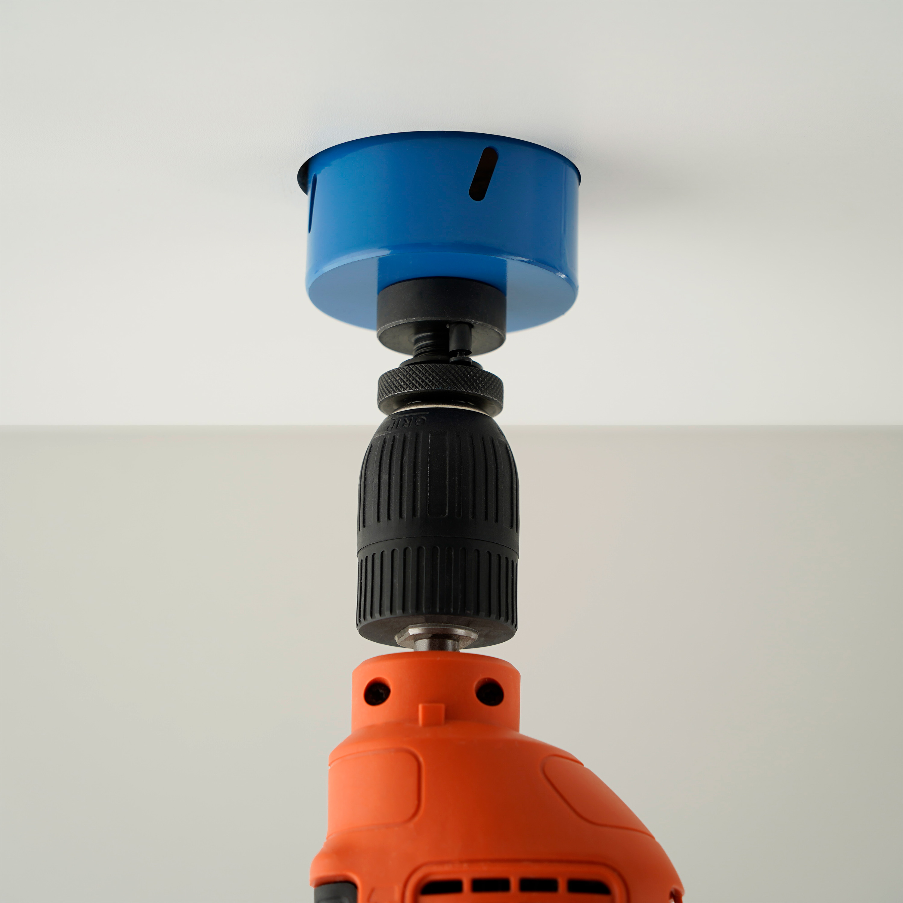 Installatie van LED-inbouwspot Vivaro stap 1: gat zagen van 75 mm voor montage in het plafond